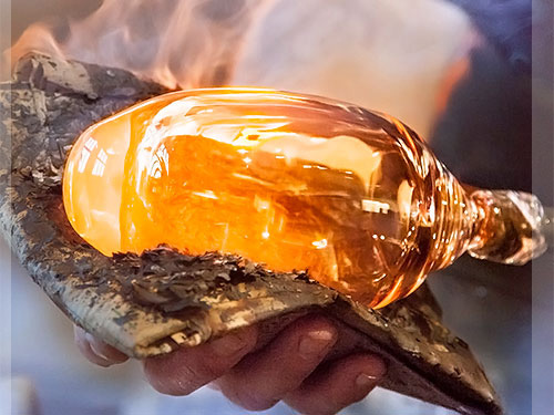 lindaahlblad's tweet photo. @shop_iittala: "Keltaoranssi brändiväri on poimittu kuumana hehkuvasta lasimassasta?" Sehän on meripihkan väristä, ei sinapinkeltaista. Näytöllä näkyvä väri #ffc700 on @McDonalds in brändiväri. Yhdistetyt T-kirjaimet ovat myös hieno viittaus kultaisiin kaariin. @kasperstromman https://t.co/5n46KvcRvt