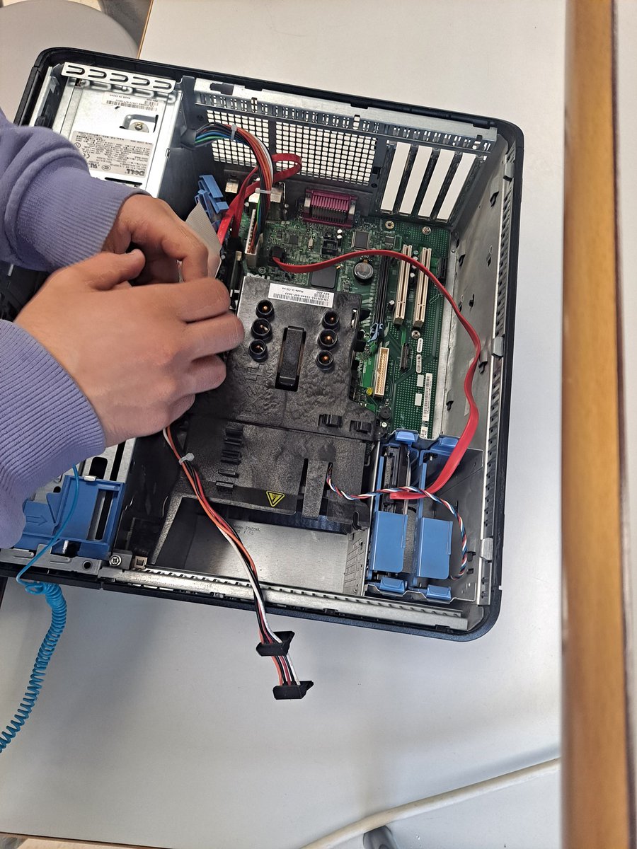 Un traballo de profesionais onte o alumnado de <a href="/aclasenaresi/">aclasenaredesi</a> Xa case técnicos informáticos coa montaxe de Pcs. Incluso fixeron algunha reparación, arranxamos PCs que antes non funcionaban. Noraboa. Bo traballo <a href="/iesteis/">IES Teis</a> #hardware #montaje