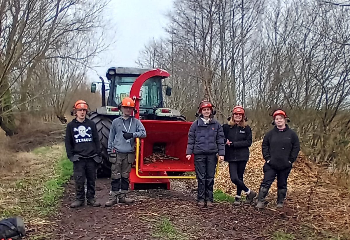 SomersetWT's tweet photo. This week, our team on #WesthayMoor were joined by L3 Countryside Management students from @BTC_Coll, who got stuck in pollarding willows and chipping brash. They enjoyed it so much they want to come back and do it again another day! 🎉

#DoGood #NatureReserve #SomersetWT https://t.co/KhjPsyx0N0