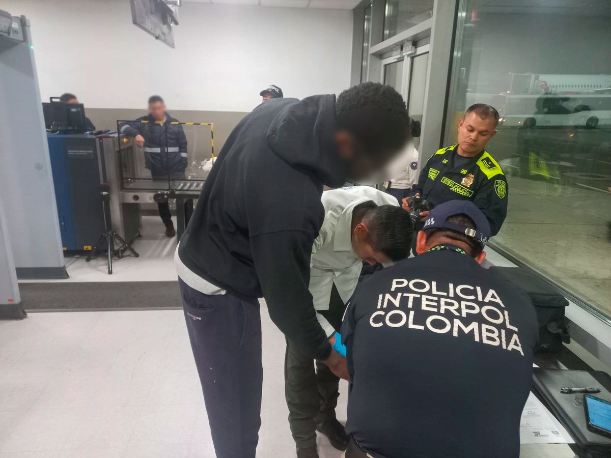 DIJINPolicia's tweet photo. Estas personas deberán responder cada una por sus responsabilidades penales individuales por los delitos de conspiración para traficar armas y exportación ilícita de armas de fuego y sus accesorios, tráfico de estupefacientes y concierto para delinquir.#DiosYPatria #PlanChoque360 https://t.co/VIgWZSoZAL