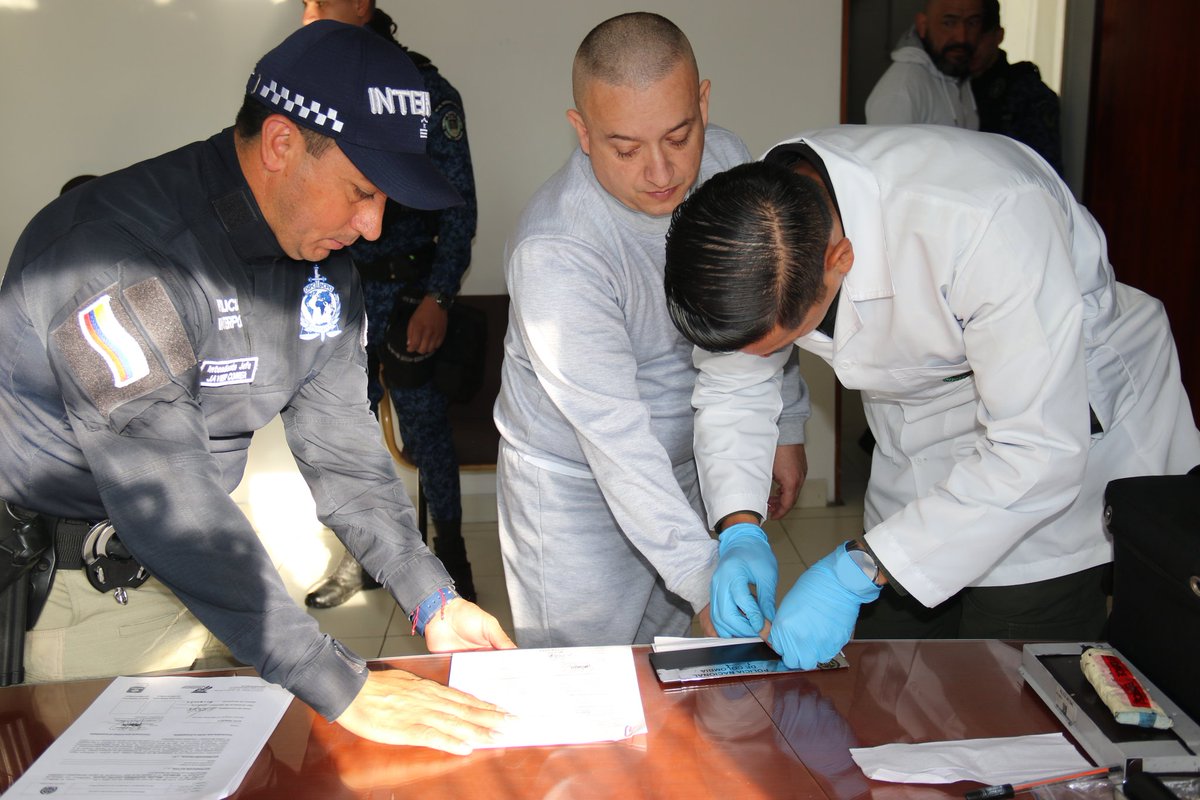 DIJINPolicia's tweet photo. Estas personas deberán responder cada una por sus responsabilidades penales individuales por los delitos de conspiración para traficar armas y exportación ilícita de armas de fuego y sus accesorios, tráfico de estupefacientes y concierto para delinquir.#DiosYPatria #PlanChoque360 https://t.co/VIgWZSoZAL