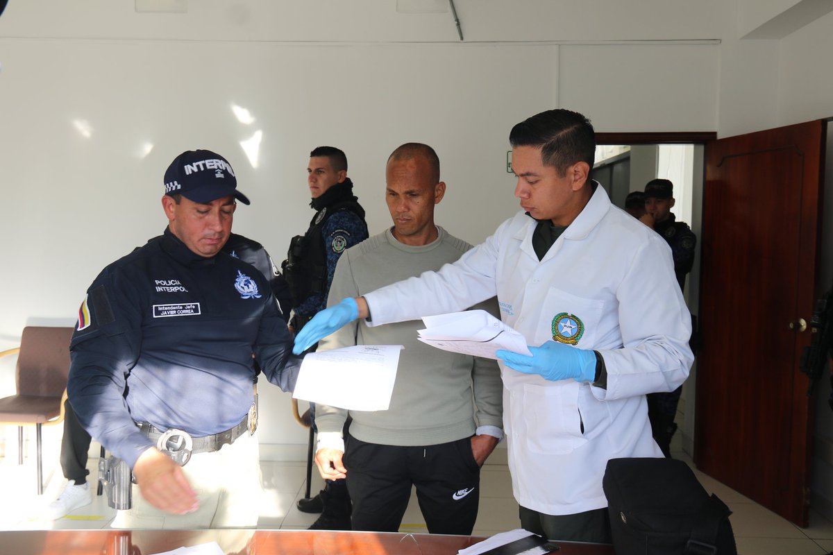 DIJINPolicia's tweet photo. Estas personas deberán responder cada una por sus responsabilidades penales individuales por los delitos de conspiración para traficar armas y exportación ilícita de armas de fuego y sus accesorios, tráfico de estupefacientes y concierto para delinquir.#DiosYPatria #PlanChoque360 https://t.co/VIgWZSoZAL