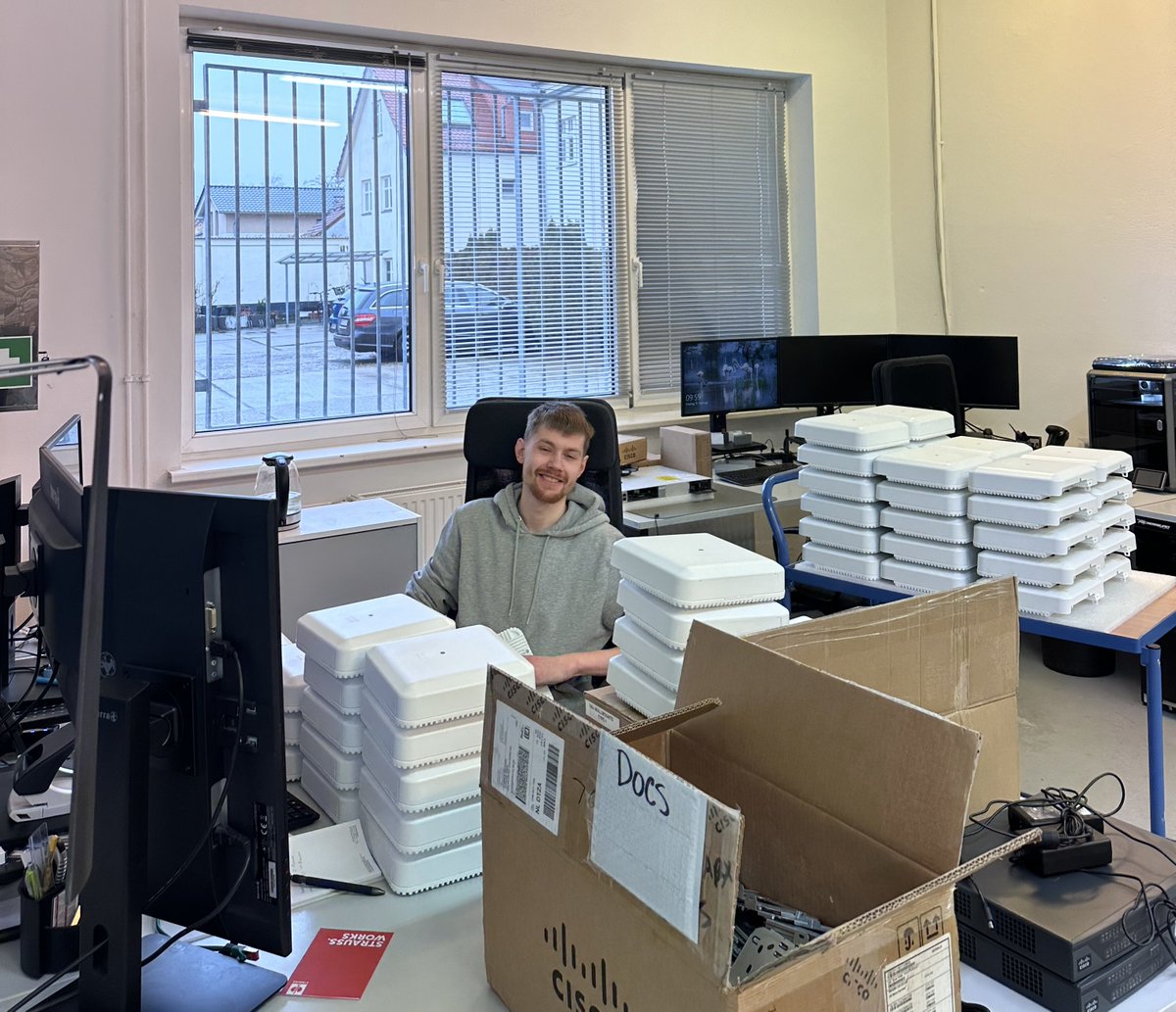 IT4TRADE_GmbH's tweet photo. Unser angehender FISI, Philip, testet und reinigt einen Haufen Cisco 3802i Access Points für einen unserer Kunden im Gesundheitswesen.

Die passende Netzwerk-Hardware gibt es bei uns im Shop oder beim Account-Manager eures Vertrauens 😉
#CiscoWireless 
https://t.co/7VAJUJLqLZ https://t.co/kvywsU70bZ
