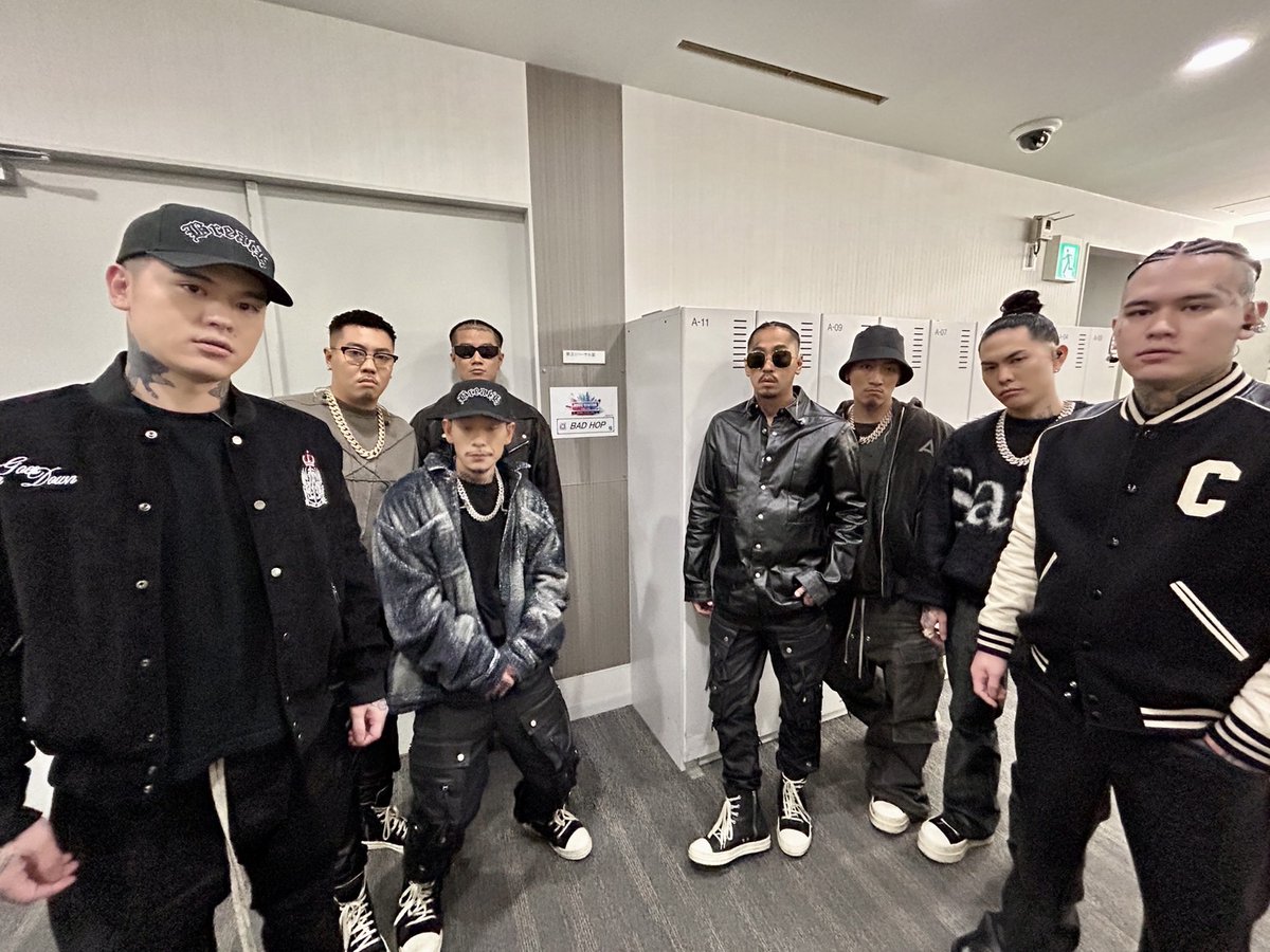 Mst_com's tweet photo. 【#Mステ】

このあとは
東京ドームでの解散ライブが完売🏟️🎫
話題の #BADHOP がMステ初歌唱👏

メンバー全員のマイクリレーに注目の
「Champion Road」をTV初披露🔥

解散直前！最後のテレビパフォーマンスに注目👀

💬コメント
いつも通りの気持ちでやらせて頂きます。「Champion Road」の特別バージョンをお楽しみください。

#ウラステ 本番前に😎📸