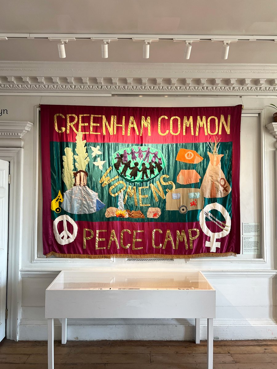 We had the pleasure of revisiting this beautiful banner at the @WMGallery as part of Radical Landscapes. Designed by Thalia and Ian Campbell, it features different Greenham Common motifs representing the camp. Find out more in our book, Women For Peace: fourcornersbooks.co.uk/books/women-fo…