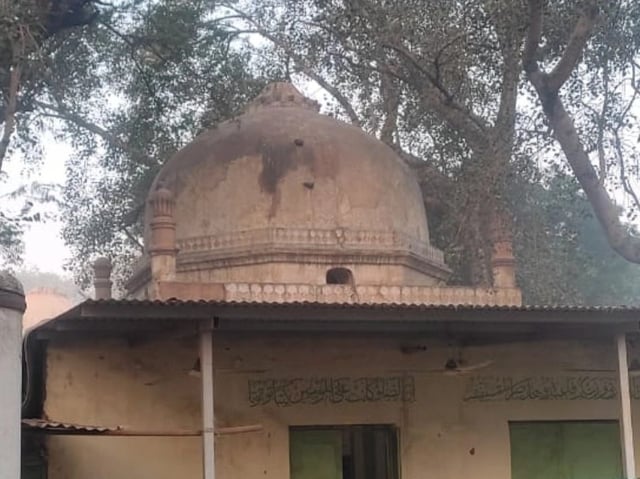 shh_ji20's tweet photo. Last 10 days of Indian Muslims:

1 - #Delhi: Jan 30, 600 yr old #Mehrauli Masjid, Madrasa and cemetery was demolished in #Delhi claiming it to be illegal.

2 - #Varanasi: Court allows Hindus to perform Puja in Tehkhana of #Gyanvyapi Masjid in Varanasi on Jan 31. 

3 - #MuftiSalmanAzhari arrested on Feb 5.

4 - #Baghpat: Court asks Muslims to hand over 600 years old Badruddin Shah dargah Baghpat to Hindus on Feb 6. 

5 - #Haldwani : Authorities demolished Masjid and Madrasa citing it illegal despite having stay order from court in #Banbhoolpura, Haldwani, UK on Feb 8. +

6 - 6people including 1 minor were killed by police on the shoot at sight orders of @ukcmo.

#IndianMuslimUnderAttack | #IndianMuslimlivesMatter | #IndianMuslimGenocideAlert | #ReleaseSalmanAzhari | #MaulanaTauqeerRaza |