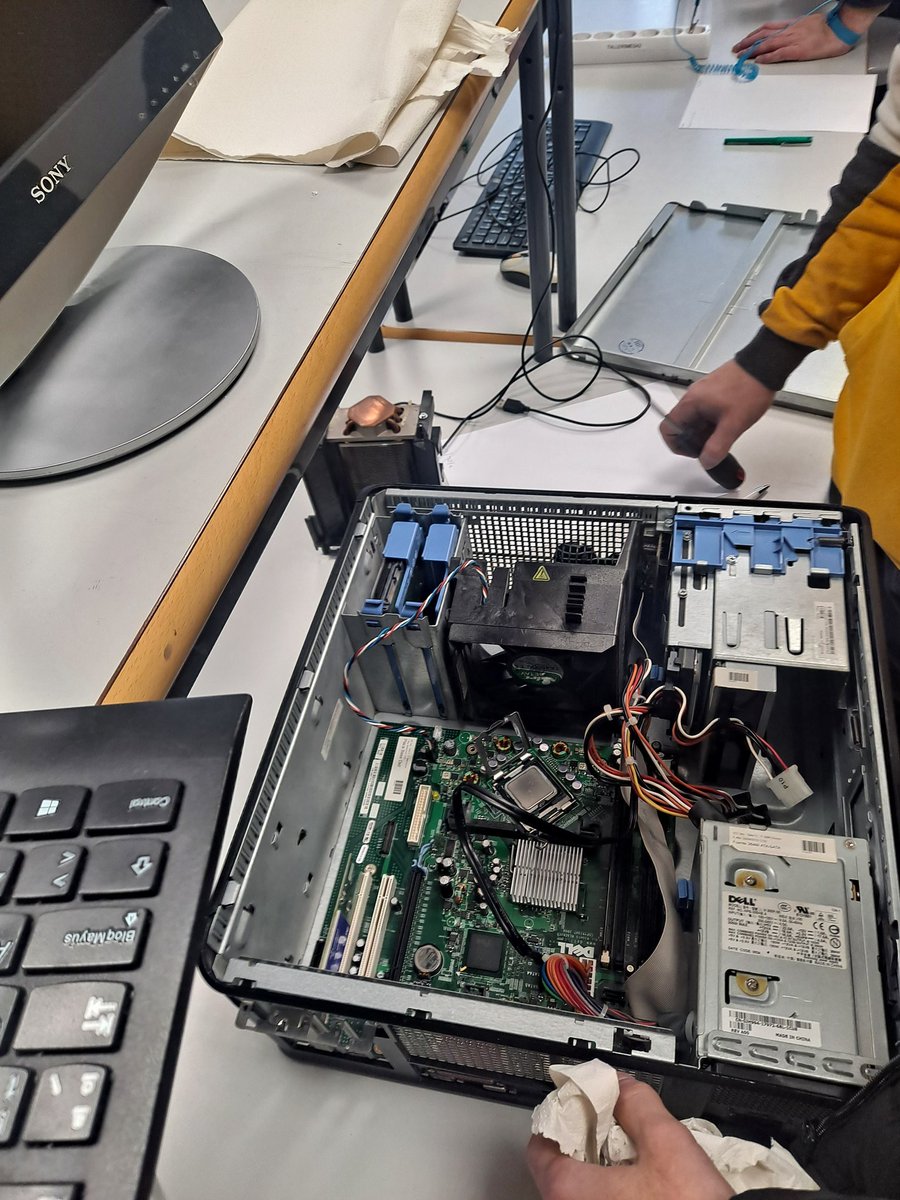crispuga's tweet photo. Un traballo de profesionais onte o alumnado de @aclasenaresi Xa case técnicos informáticos coa montaxe de Pcs. Incluso fixeron algunha reparación, arranxamos PCs que antes non funcionaban. Noraboa. Bo traballo @iesteis #hardware #montaje https://t.co/ruYJn4I7ka