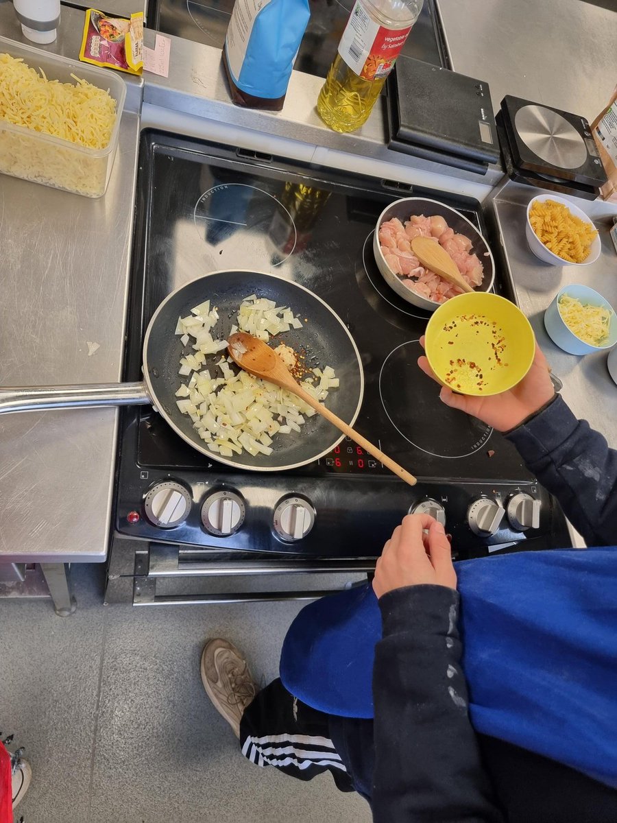 For Childrens Mental Health week we've been discussing the positive impact of nutrition and cooking on the body and mind- feel good food!
A student said 'cooking itself is good for mental health because it keeps your mind occupied, and if it tastes good then that’s a bonus' #Food