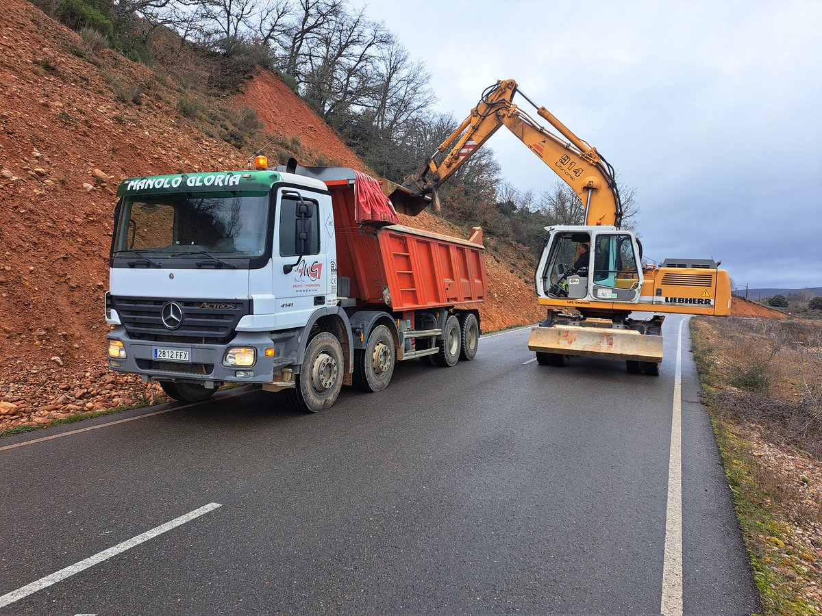 LASOMANAS's tweet photo. Labores de limpieza de cuneta en carretera  de #las omañas a #villaviciosa de la ribera en #leonesp https://t.co/qMY9tWPLZ5