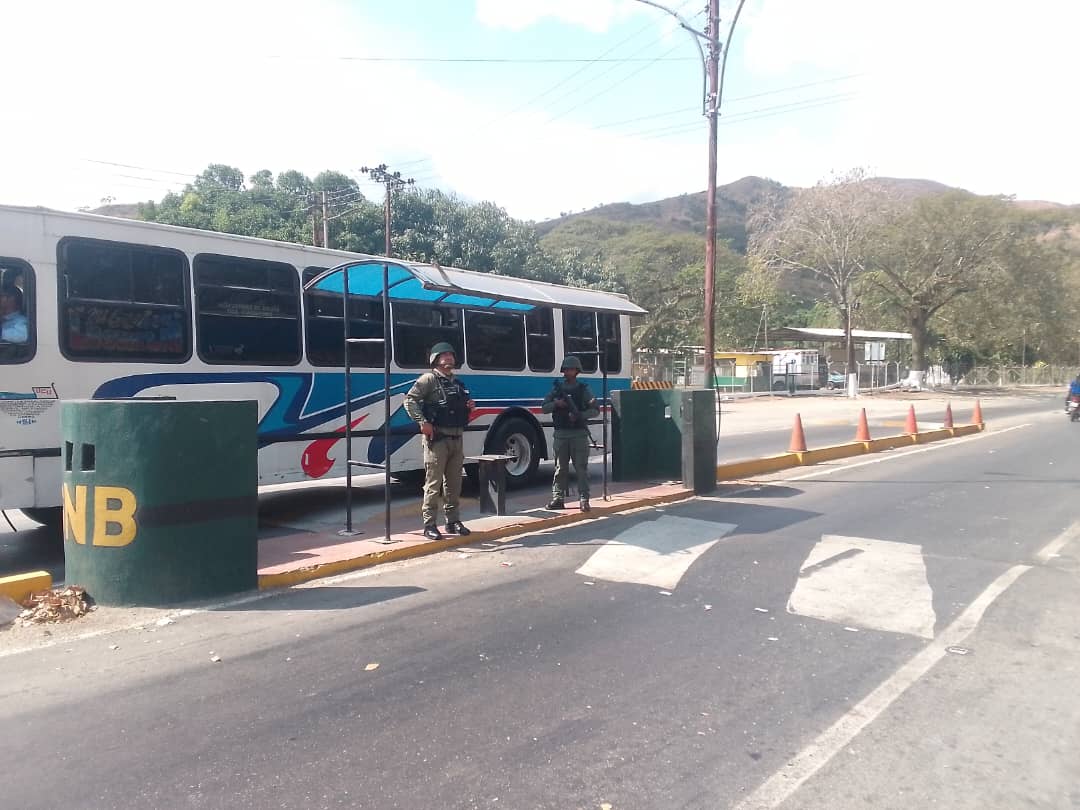 Buenos días pueblo venezolano, nos encontramos desplegados en el Punto de Atención al ciudadano (Tierra Blanca) en la carretera nacional TROCAL 2 Mcpio Ezequiel Zamora del Edo Aragua. Dándole seguridad al pueblo venezolano.