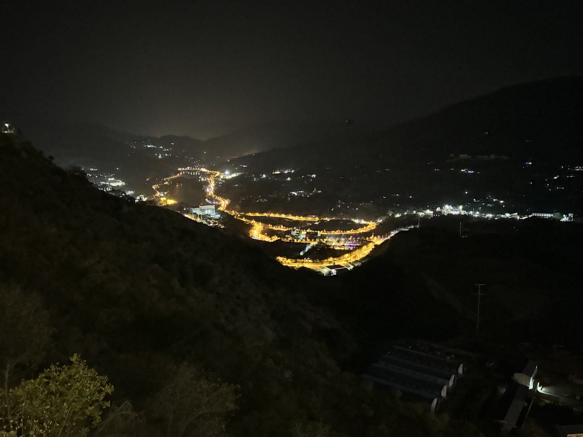 Judeciv's tweet photo. 高中的时候最喜欢就是从宿舍的窗台看出去，望着这条蜿蜒公路，听着“看着山下千万的窗”。 https://t.co/wVXCXOLN3C