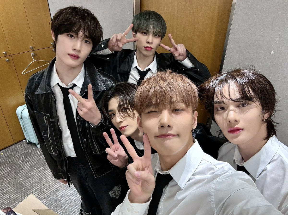 ♥️𝗖𝗜𝗫 𝟯𝗿𝗱 𝘄𝗲𝗲𝗸🖤

#CIX #씨아이엑스 #BX #승훈 #배진영 #용희 #현석 #0_or_1 #Lovers_or_Enemies