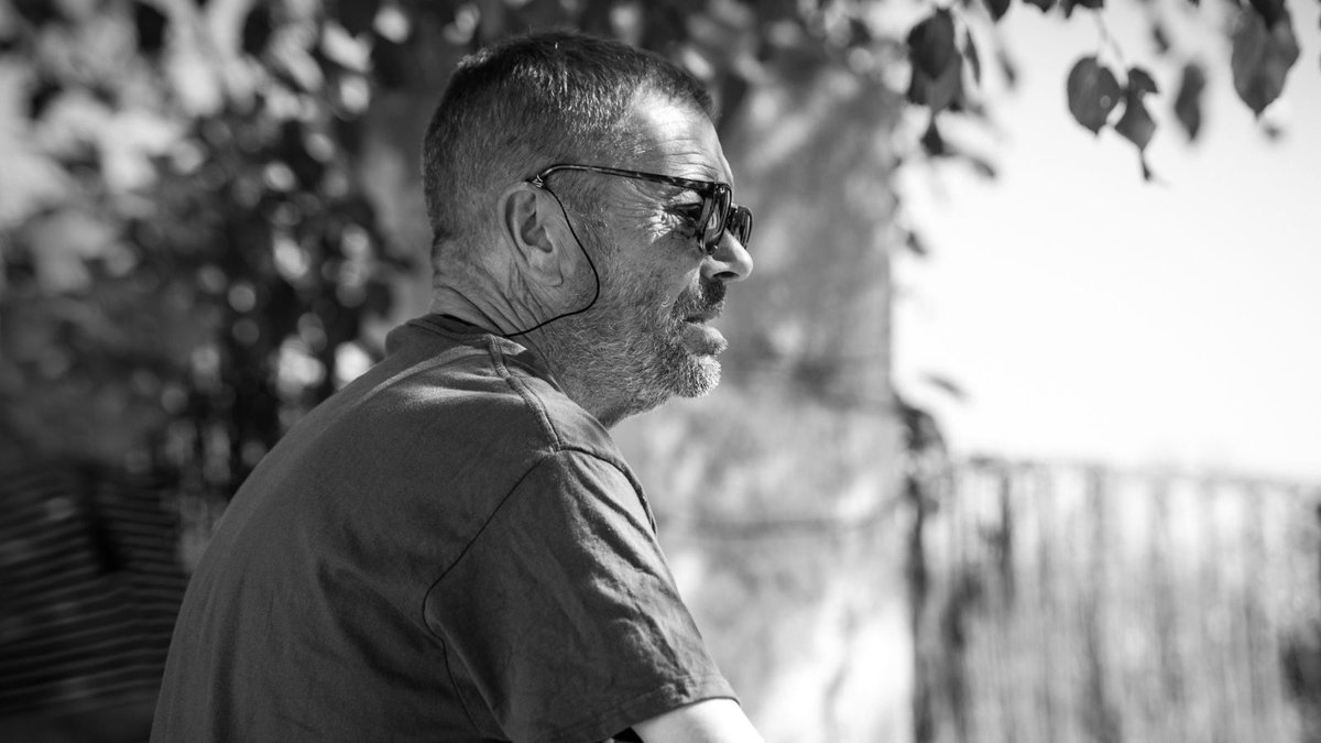 🖤Ha fallecido Manolo López, regidor de todas las temporadas de Cuéntame. Su legado profesional está en cada capítulo de esta serie y otras muchas. En el corazón, todo lo bueno que hemos compartido. Abrazo a Gonzalo, Silvia, familia y amigos en este triste día. Descansa en paz