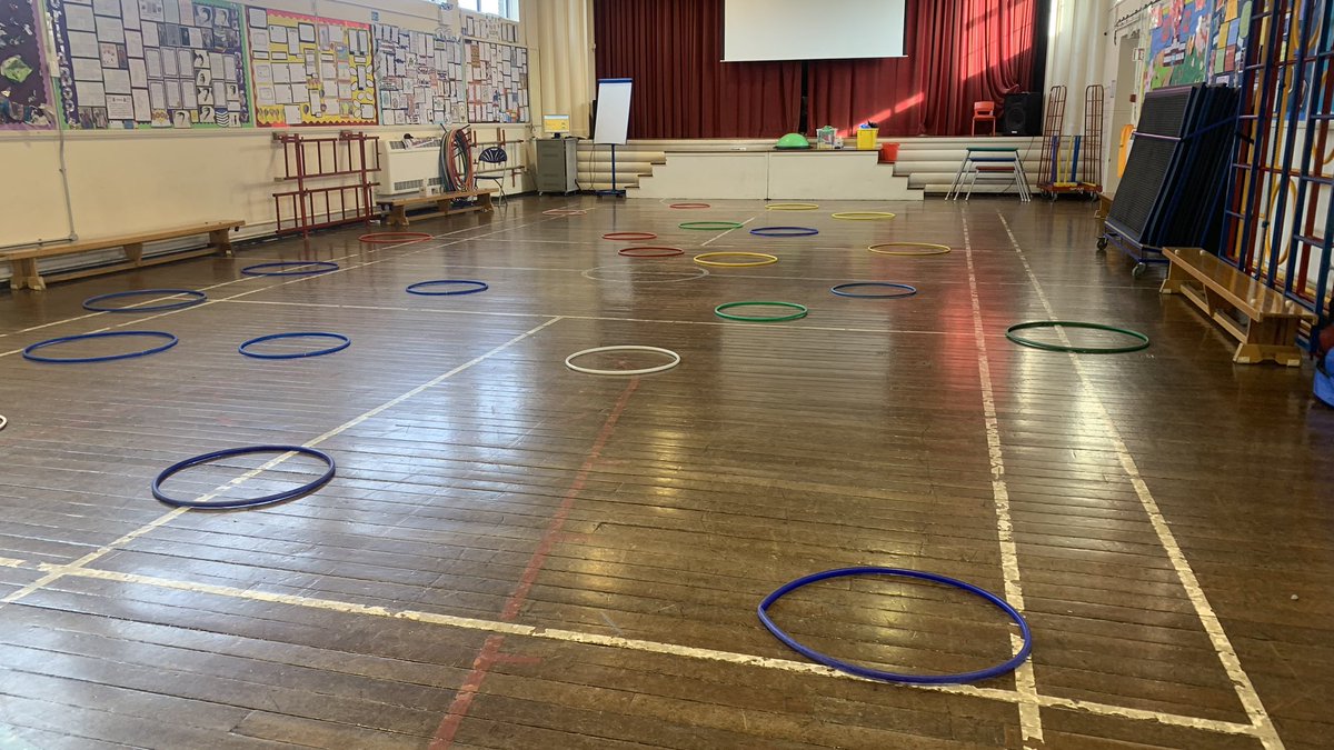 Finishing the week with some more awesome PE @ExcelsiorMAT 

This time it is @Turves_GreenPS and @ANesbitt26 with some partner work in gymnastics and @Colmers_FarmPS using new equipment in their ball skills unit.

#succeedingtogether