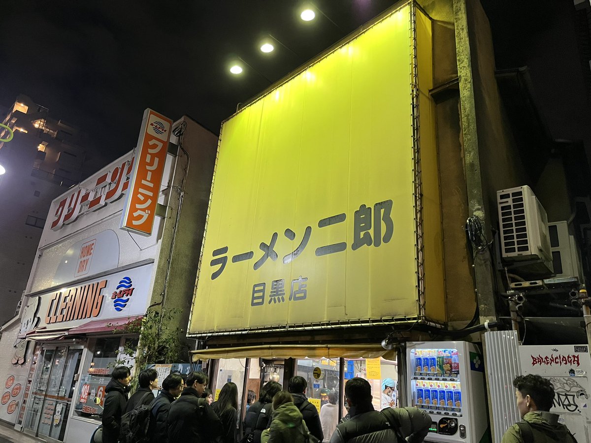 touchbang's tweet photo. 二郎くん1.5時間待ち

明日は生バナナマン https://t.co/Zr3octvmtC