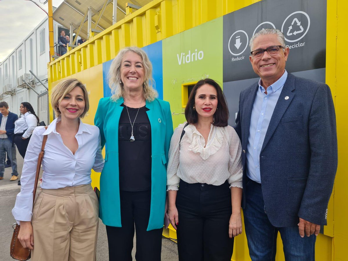 DgCanarias's tweet photo. 📷La subdelegada del Gobierno en #LasPalmas, @temyns, ha acompañado hoy al ministro de @territorialgob, @avtorresp, y al resto de autoridades autonómicas y locales en el acto de apertura al tráfico de los túneles de #Faneque en la parte occidental de la isla de #GranCanaria https://t.co/8rJ4imjnSF