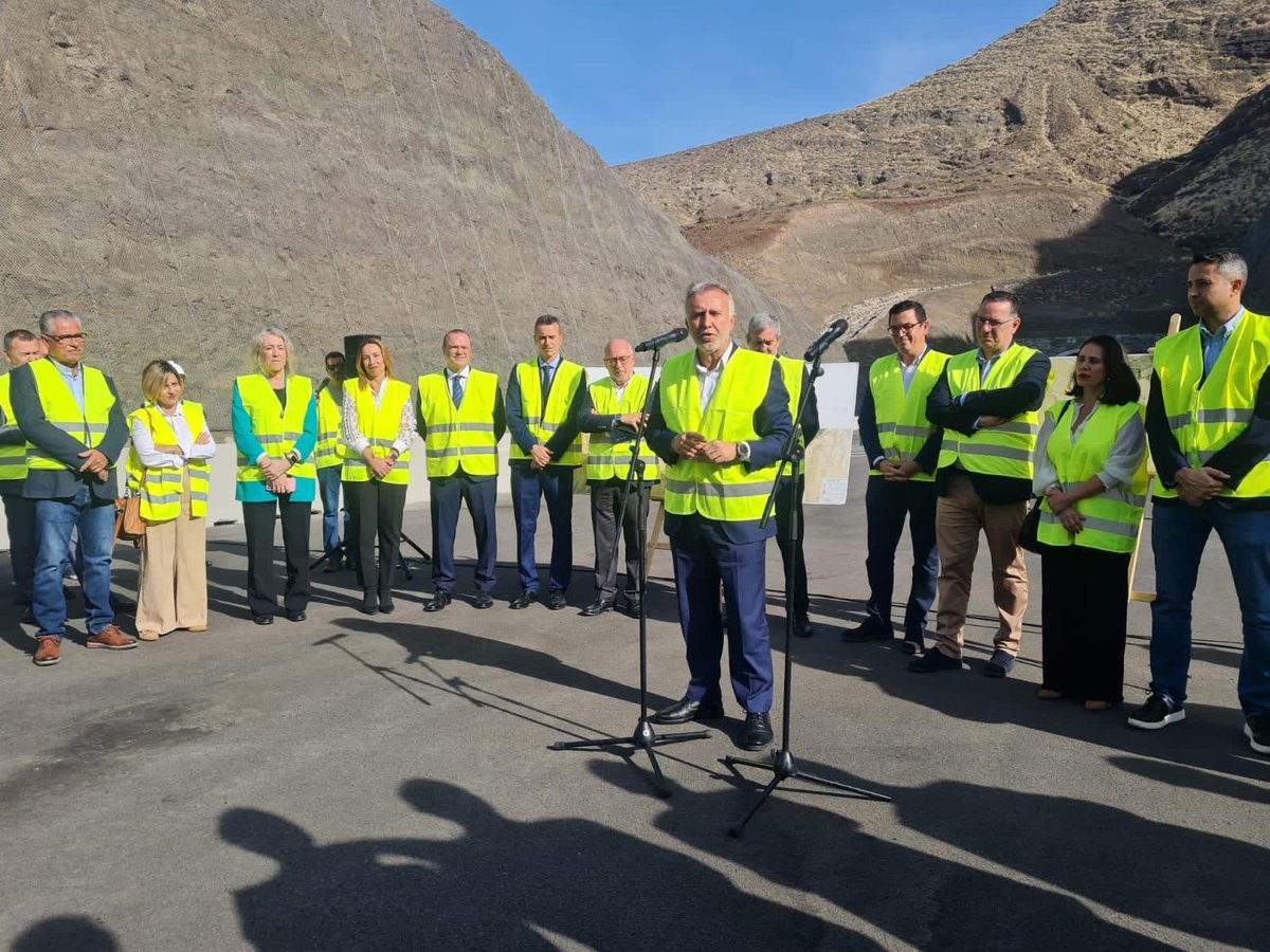 DgCanarias's tweet photo. 📷La subdelegada del Gobierno en #LasPalmas, @temyns, ha acompañado hoy al ministro de @territorialgob, @avtorresp, y al resto de autoridades autonómicas y locales en el acto de apertura al tráfico de los túneles de #Faneque en la parte occidental de la isla de #GranCanaria https://t.co/8rJ4imjnSF