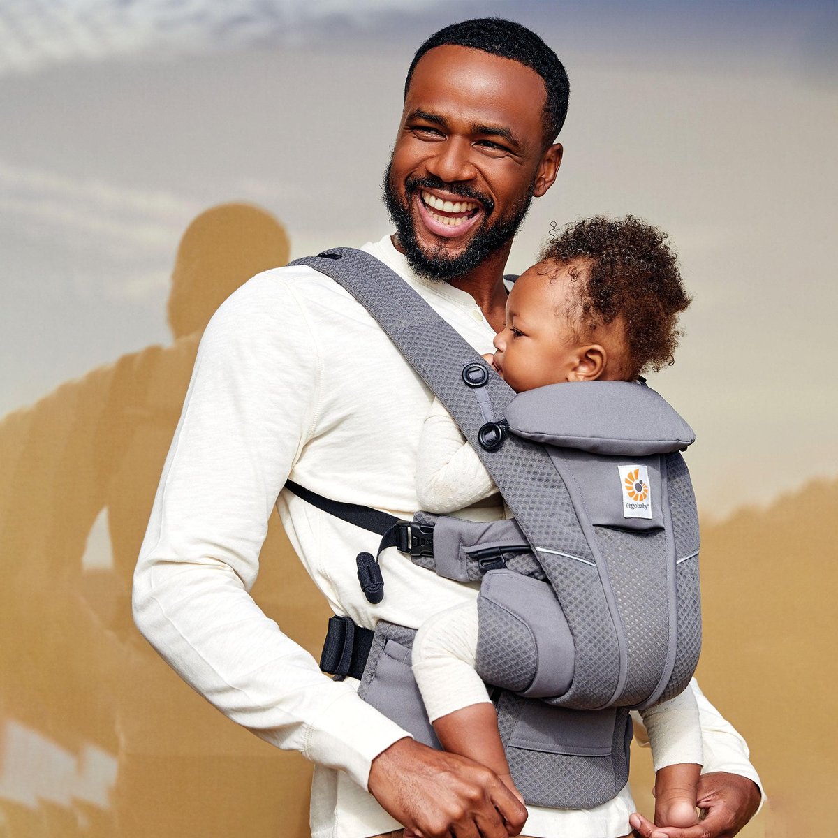 laadleeuae's tweet photo. Perfect from newborn snuggles to toddler adventures, Ergo Baby Omni carriers cater to every phase of your little one's early years (0-48 months, 7-45 lbs). 👩🏻‍🍼

Experience the flexibility of four ergonomic carrying positions, tailored for both baby's and caregiver's comfort. https://t.co/hsWnHUNpd1