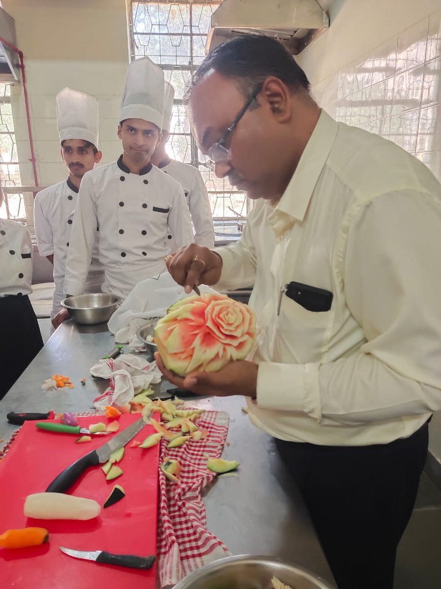 hmct_bitmesra's tweet photo. The Department of HMCT hosted a dynamic one-day Vegetable &amp; Fruit Carving and Salad Making workshop on 09.02 2024. Chef Asit Kundu, General Manager of Hotel Capitol Residency in Ranchi, served as the resource person for the workshop. https://t.co/iDyQC1phMY
