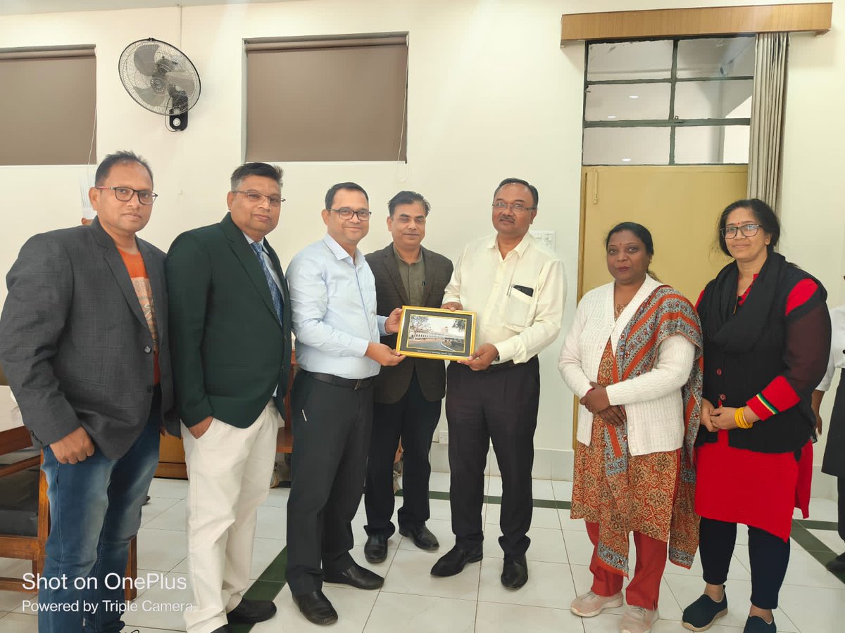 hmct_bitmesra's tweet photo. The Department of HMCT hosted a dynamic one-day Vegetable &amp; Fruit Carving and Salad Making workshop on 09.02 2024. Chef Asit Kundu, General Manager of Hotel Capitol Residency in Ranchi, served as the resource person for the workshop. https://t.co/iDyQC1phMY