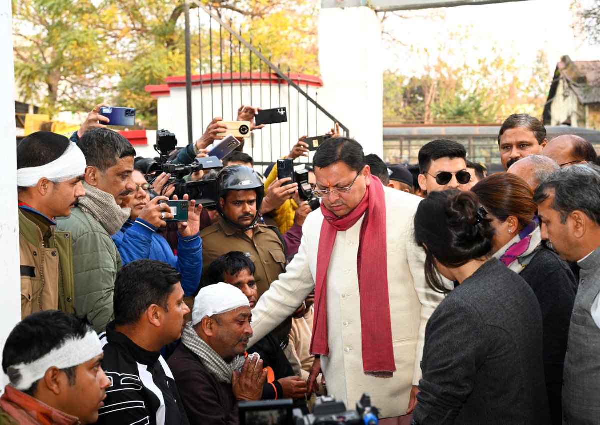pushkardhami's tweet photo. हल्द्वानी पहुंचकर बनभूलपुरा में हुई घटना में घायल महिला पुलिस दल समेत अन्य पुलिसकर्मियों, प्रशासन, नगर निगमकर्मी और पत्रकार साथियों का हाल चाल जाना।

जिन लोगों ने क़ानून तोड़ा है एवं सरकारी संपत्ति को नुकसान पहुंचाया है उनके सारे वीडियो फुटेज और फुटप्रिंट उपलब्ध हैं।

सभी उपद्रवियों को चिन्हित कर, उन पर विधिसम्मत कार्रवाई की प्रक्रिया गतिमान है।