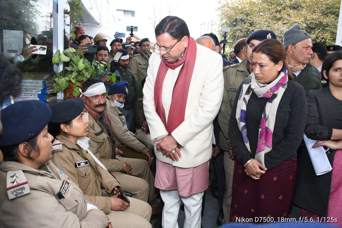 pushkardhami's tweet photo. हल्द्वानी पहुंचकर बनभूलपुरा में हुई घटना में घायल महिला पुलिस दल समेत अन्य पुलिसकर्मियों, प्रशासन, नगर निगमकर्मी और पत्रकार साथियों का हाल चाल जाना।

जिन लोगों ने क़ानून तोड़ा है एवं सरकारी संपत्ति को नुकसान पहुंचाया है उनके सारे वीडियो फुटेज और फुटप्रिंट उपलब्ध हैं।

सभी उपद्रवियों को चिन्हित कर, उन पर विधिसम्मत कार्रवाई की प्रक्रिया गतिमान है।