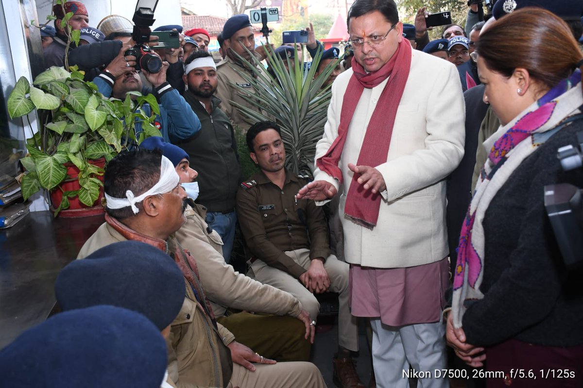 pushkardhami's tweet photo. हल्द्वानी पहुंचकर बनभूलपुरा में हुई घटना में घायल महिला पुलिस दल समेत अन्य पुलिसकर्मियों, प्रशासन, नगर निगमकर्मी और पत्रकार साथियों का हाल चाल जाना।

जिन लोगों ने क़ानून तोड़ा है एवं सरकारी संपत्ति को नुकसान पहुंचाया है उनके सारे वीडियो फुटेज और फुटप्रिंट उपलब्ध हैं।

सभी उपद्रवियों को चिन्हित कर, उन पर विधिसम्मत कार्रवाई की प्रक्रिया गतिमान है।