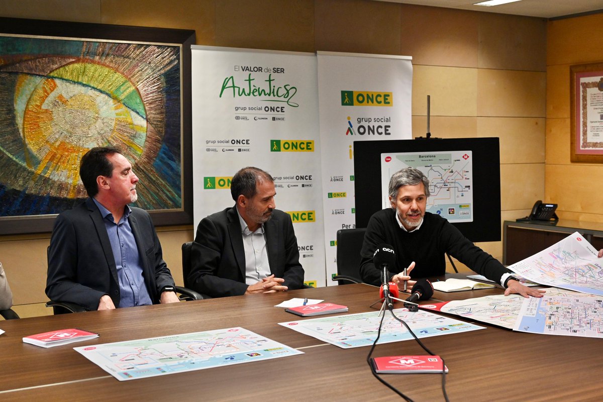 TMB_Barcelona's tweet photo. 🚇 Aquest mes es farà una prova pilot amb el nou plànol, que serà consultable a Rocafort L1, Hospital Clínic L5 i Sant Pau / Dos de Maig L5 i també es distribuirà als Punts TMB i als centres de control de la majoria d'estacions de la xarxa #metrobcn #TMBaccessible https://t.co/icvXXfUUat