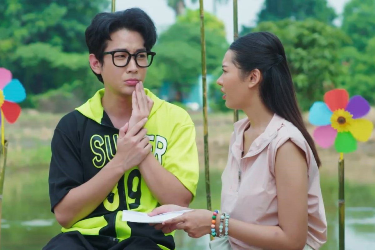 Ch3Thailand_33's tweet image. ทองกวาวยังไม่ละความพยายามจะช่วยคล้าว จึงเอาเงินส่วนตัวไปให้ แต่คล้าวอยากต่อสู้ด้วยตัวเอง  ขณะเดียวกันสายใจก็วางแผนรวบคล้าว คืนนี้ มนต์รักลูกทุ่ง ๒๕๖๗ EP.3
.
ติดตามชม #มนต์รักลูกทุ่ง๒๕๖๗ #FallingInLove
ทุกวันศุกร์ เวลา 22.45 น.
#ดูทีวีกด33 #ดูมือถือกด3Plus