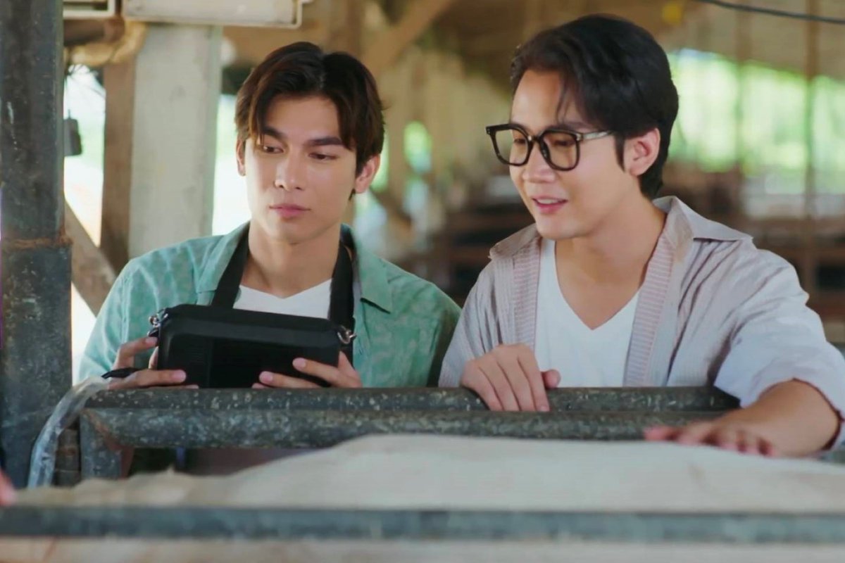Ch3Thailand_33's tweet image. ทองกวาวยังไม่ละความพยายามจะช่วยคล้าว จึงเอาเงินส่วนตัวไปให้ แต่คล้าวอยากต่อสู้ด้วยตัวเอง  ขณะเดียวกันสายใจก็วางแผนรวบคล้าว คืนนี้ มนต์รักลูกทุ่ง ๒๕๖๗ EP.3
.
ติดตามชม #มนต์รักลูกทุ่ง๒๕๖๗ #FallingInLove
ทุกวันศุกร์ เวลา 22.45 น.
#ดูทีวีกด33 #ดูมือถือกด3Plus