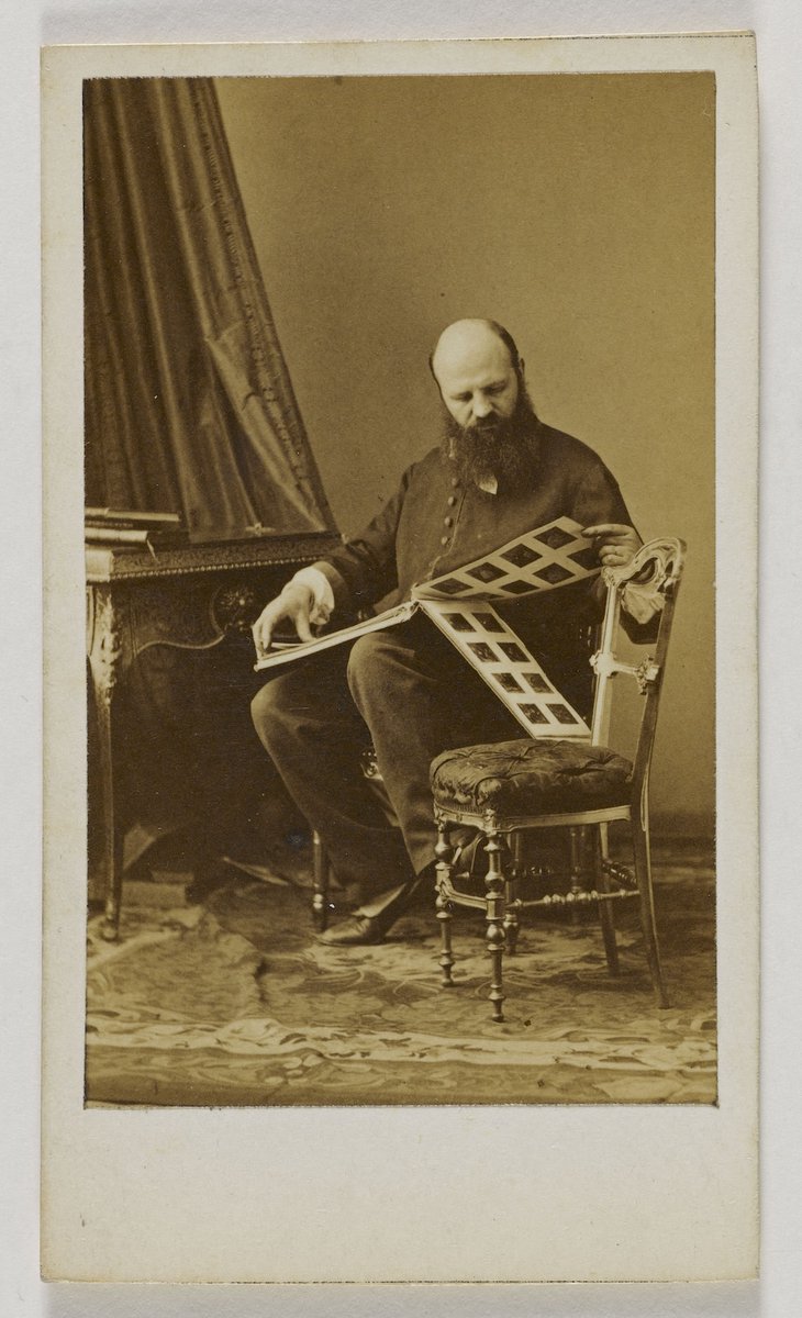 André Adolphe Eugène Disdéri era un tipo muy ingenioso y con una mente comercial avanzada a su tiempo, pero no inventó la carte de visite, aunque esto lo repitan una y otra vez los especialistas y aficionados a la fotografía antigua (hilo va)