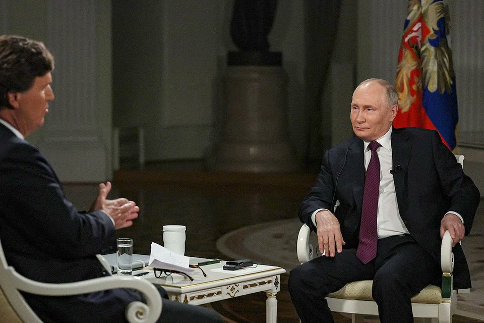 AteoBreaking's tweet photo. Главные фейки Путина в интервью Такеру Карлсону. Президент РФ продолжил убеждать мир в своей правоте с помощью любимых приемов: искажения и передергивания фактов.

Изучив стенограмму беседы на сайте Кремля, «МО» нашел по меньшей мере семь явных примеров вранья.

❓«Украина — искусственное государство, созданное по воле Сталина».

❗️Советская Украина была образ��вана в 1922 году, когда страной правил Ленин. Неподконтрольная большевикам Украинская народная республика была создана еще в 1917-м, и Москва ее признала при подписании ��рестского мира.

❓Украина начала войну, цель России — прекратить ее

❗️Войну в 2014 году начала Россия, и зачинщики войны это признавали. «Спусковой крючок войны нажал я», — говорил экс-сотрудник ФСБ Игорь Гиркин (Стрелков). Одним из командующих сепаратистами был советник президента РФ Сергей Глазьев — свидетельствует взломанная переписка.

❓Украина в 2014 году применяла авиацию и артиллерию против мирных граждан.

❗️Масштабная война на Донбассе началась уже после захватов административных зданий сепаратистами под командованием россиян. Первое п��именение украинской авиации произошло 26 мая в боях за аэропорт Донецка.

❓Россия за прошлый год стала первой экономикой Европы.

❗️Путин берет рейтинг стран по ВВП по паритету покупательной способности (ППС), но без учета количества населения. Тогда как именно ВВП по ППС на душу населения говорит о реальном благосостоянии граждан страны. По этому показателю Россия находится на 56-м месте в мире. А Португалия, которую Путин обещал догнать за 15 лет, на 41-м.

❓Отец Зеленского воевал против фашистов во время Второй мировой войны.

❗️Отец президента Украины родился в 1947 году.

❓США обещали не расширять НАТО на Восток.

❗️Такая договоренность имела место только в устной форме. Никаких письменных соглашений о нерасширении НАТО не существует.

❓«Бандит выкладывал наших солдат, взятых в плен, на дорогу, а потом машиной проезжал по их головам. Но нашёлся патриот, который ликвидировал ��го в одной из европейских столиц».

❗️Убивший в Берлине чеченского полевого командира Зелимхана Хангошвили киллер Вадим Красиков уличен в работе на спецслужбы РФ. В 2019-м после убийства Путин объяснял это иначе: «Я не знаю, что с ним произошло. Это бандитская среда». О практике «переезда машиной голов» в Чечне и зверствах Хангошвили сообщений в СМИ не было.

Путин допустил и другие ошибки и передергивания: например, лидера Украинской повстанческой армии Романа Шухевича он назвал Шушкевичем, а также сообщил, что Польша сама вынудила Гитлера на себя напасть.

Ateo Breaking — это агрегатор самых быстрых и срочных новостей Рекомендую подписаться @AteoBreaking