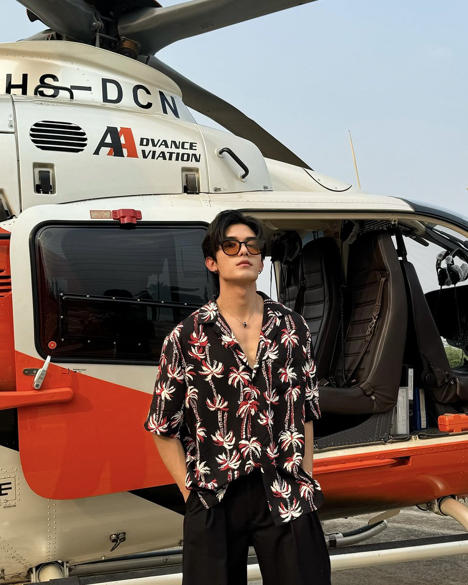 netsiraphop's tweet photo. fly with me 🖤  #netsiraphop https://t.co/lVriZuJ6Yb