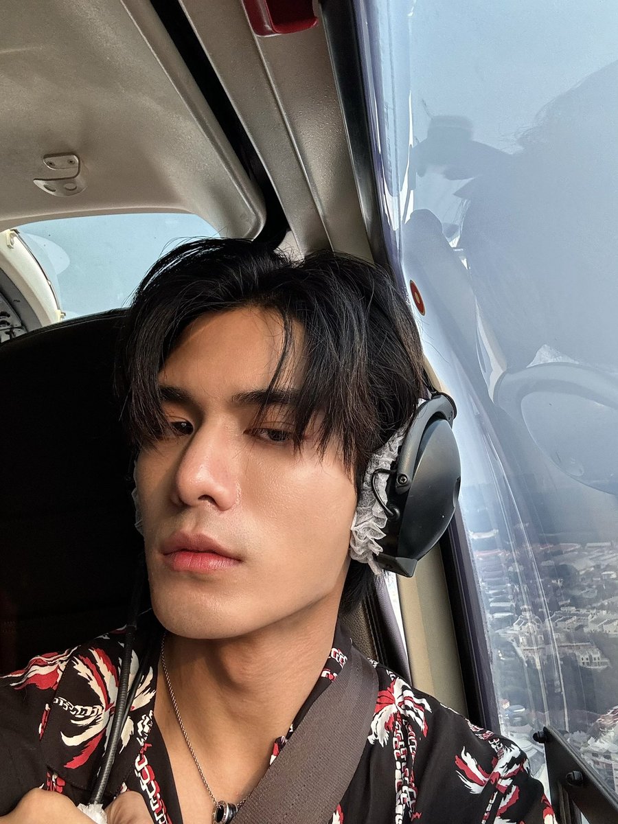 netsiraphop's tweet photo. fly with me 🖤  #netsiraphop https://t.co/lVriZuJ6Yb