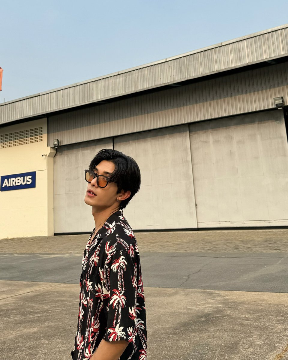 netsiraphop's tweet photo. fly with me 🖤  #netsiraphop https://t.co/lVriZuJ6Yb