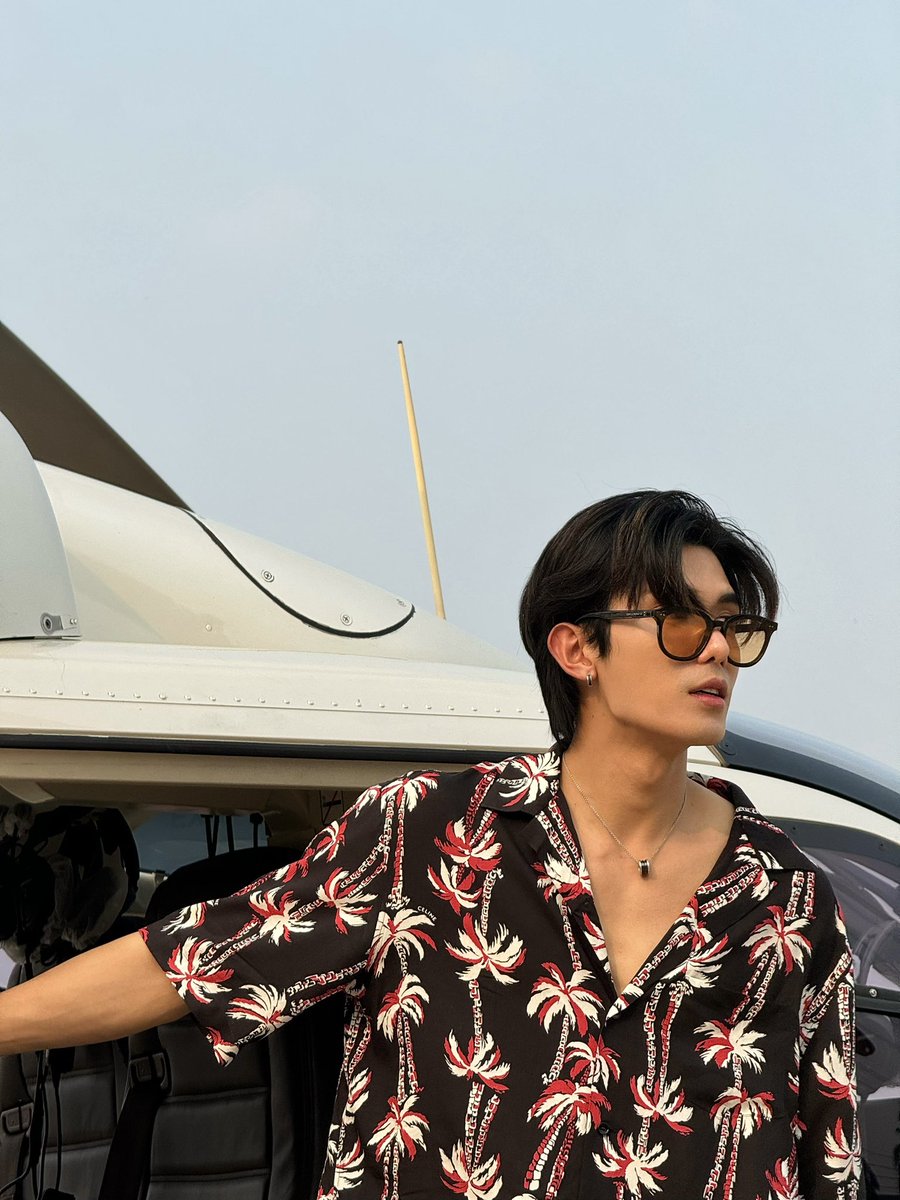 netsiraphop's tweet photo. fly with me 🖤  #netsiraphop https://t.co/lVriZuJ6Yb