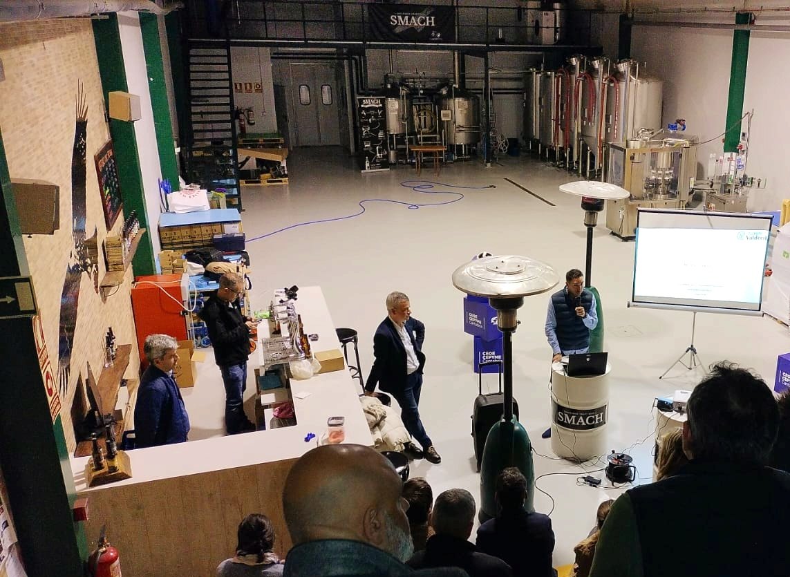 LIS_Data_ES's tweet photo. ¿Cuánto sabes de #medTech?🔬

@CoterilloLIS estuvo ayer en la #CañaDigital de @Ceoecant, donde @juan_pedraja habló de los proyectos de #VR, #realidadaumentada e #IA aplicada al ámbito médico de @HUnivValdecilla 👏👏👏 ¡Queremos más así!

#InteligenciaArtificial #AR @CervezaSmach https://t.co/ONffhM5qMG
