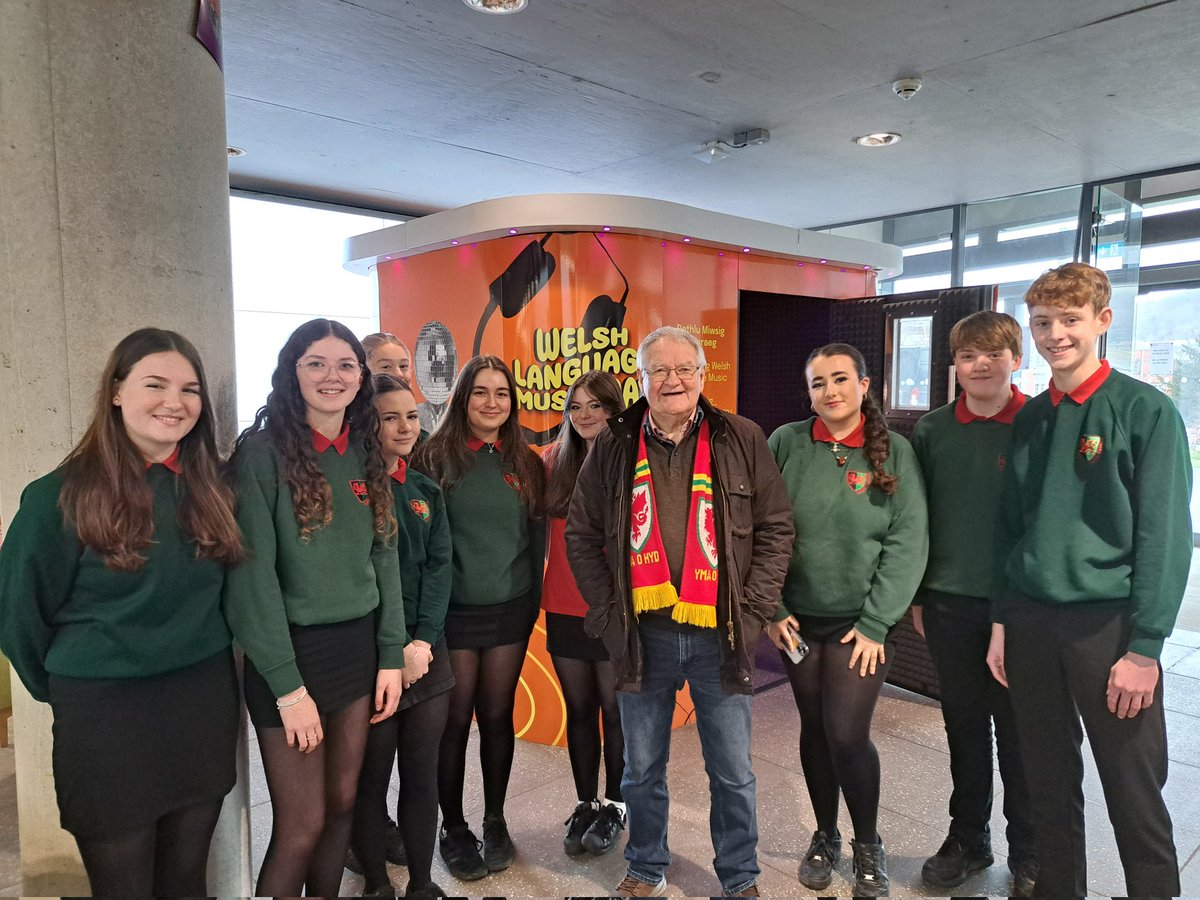 CerddTryfan's tweet photo. Dosvarth Cerdd Bl. 10 @ysgol_tryfan yn mwyngau dathlu @Miwsig_ #DyddMiwsigCymru yn @TrydarPontio @Cymraeg gyda back o carioci! Am hwyl!! 🎤🎼 ...a llun hefo Dafydd Iwan!! https://t.co/gZPk76dZuH