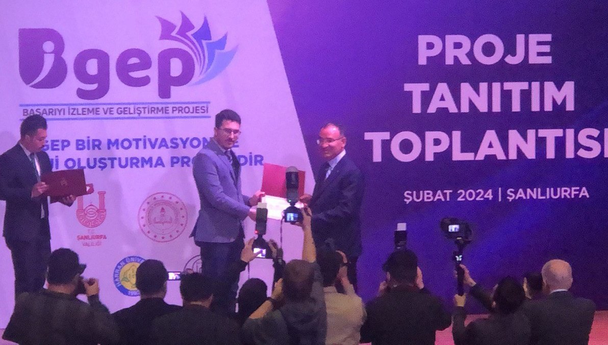 HaliliyeMem's tweet photo. BİGEP lansmanında çalışmaları ile projeye katkıda bulunan Müdürlüğümüz Yeşilurfa Ortaokulu öğretmeni Hakan ÖZMEN ödülünü TBMM Başkanvekili Sayın Bekir BOZDAĞ'dan aldı.Öğretmenimizi tebrik eder, başarının devamını dileriz
@UrfaValiligi 
@sanliurfammem63 
@miaserapcetin 
@Mvural63 https://t.co/EuqkRIxoZL