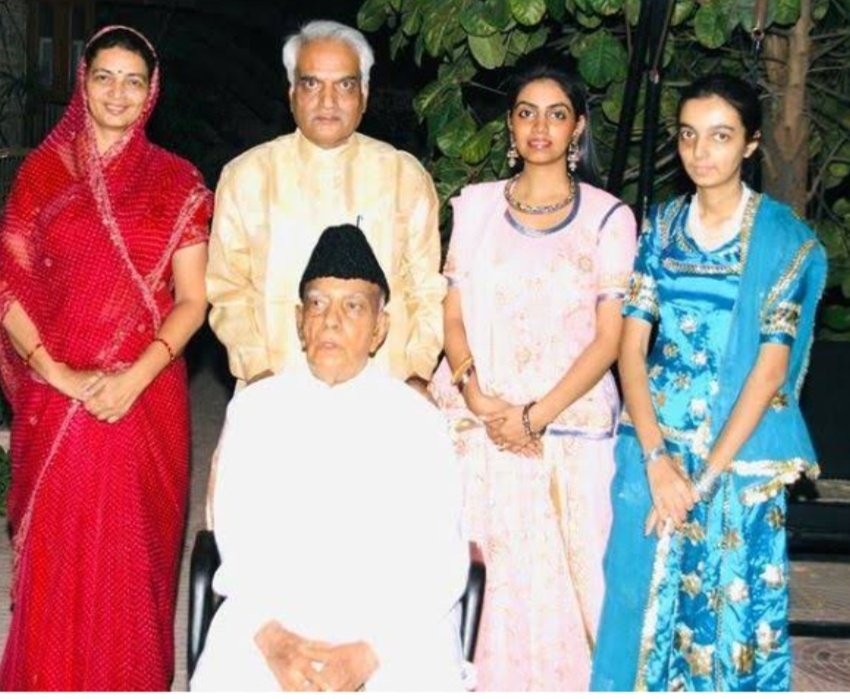 iprachi_singh's tweet photo. जो अपने परिवार का नहीं हुआ, वह देश का क्या भला करता
धिक्कार है ऐसे व्यक्ति पर #MahipalMaderna
#BhanwriDevi
#CDcase https://t.co/8ZM59Rydtk