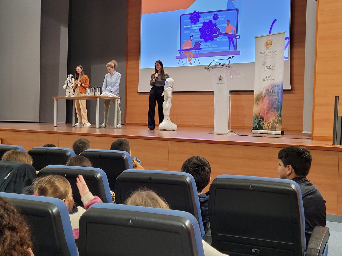 NLP_SINAI's tweet photo. 📣Nuestras compañeras @EstrellaVR15 , @albamarmol9 y @mariia_en_ia han dado esta maña la charla inaugural del Día de la Mujer y la Niña en la Ciencia 💜

Qué alegría ver el aula maga llena que chiquillos ilusionados 🤩
@ujaen https://t.co/0chrxJispe