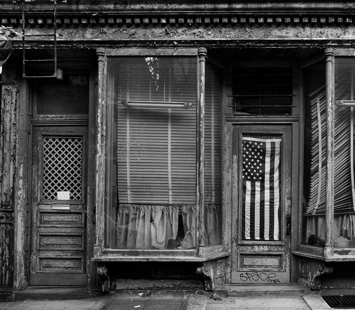 #ComingSoon - 'New York', an exhibition by David Jiménez at #Ivorypress. The exhibition will bring together a series of atemporal black-and-white photographic impressions of the city of New York combining street scenes, with visions on the architecture of the city #Arcomadrid2024