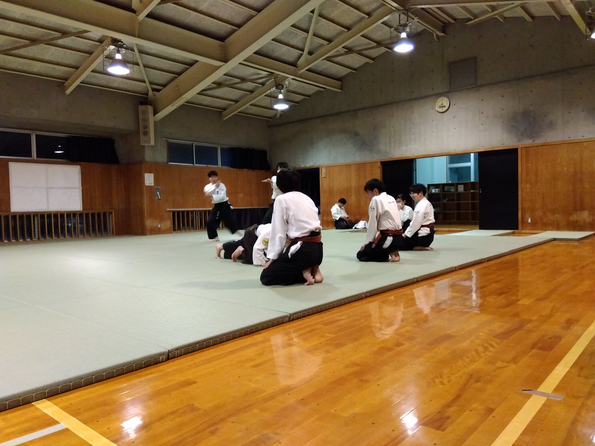 BspCJg9M7vOmfBk's tweet image. 本日の稽古の様子です。
昨年まで一緒に稽古していた大学生OBが顔を出してくれました。
また今日も親子で体験に来てくれました。
#躰道　#清水区　#静岡市
#幼児小学生　#会員募集中