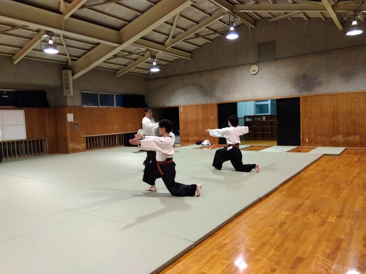 BspCJg9M7vOmfBk's tweet image. 本日の稽古の様子です。
昨年まで一緒に稽古していた大学生OBが顔を出してくれました。
また今日も親子で体験に来てくれました。
#躰道　#清水区　#静岡市
#幼児小学生　#会員募集中