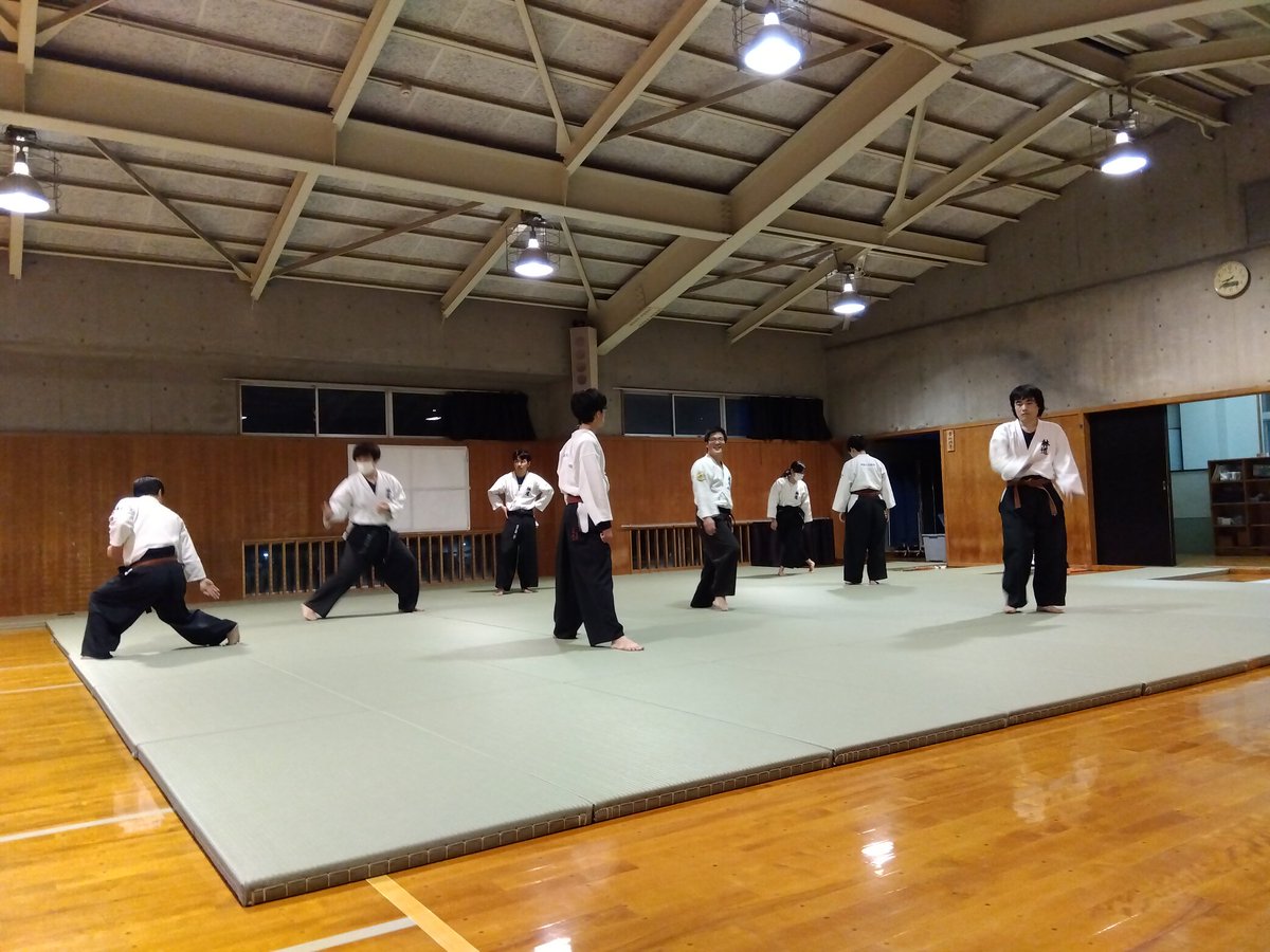 BspCJg9M7vOmfBk's tweet image. 本日の稽古の様子です。
昨年まで一緒に稽古していた大学生OBが顔を出してくれました。
また今日も親子で体験に来てくれました。
#躰道　#清水区　#静岡市
#幼児小学生　#会員募集中