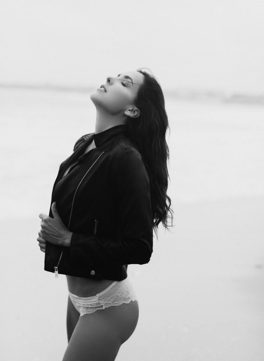 flacaguerrerog's tweet photo. Feliz cumpleaños a mí! 🎉✨ 
Hoy quiero expresar mi profundo agradecimiento a la vida por estar sana y haciendo lo que amo. El deporte y el modelaje son mi pasión, y me llena de alegría poder seguir dedicándome a ellos.

Este nuevo año se presenta lleno de oportunidades y sorpresas, donde la vida se acomoda. A pesar de haber vivido momentos difíciles el año anterior, con muchas lágrimas de decepción, pues mi corazón se ha vuelto a unir y ahora es más fuerte que nunca.

¡Qué vida tan maravillosa y llena de sorpresas! 
Y Estoy emocionada por todo lo que está por venir. Agradezco a todos los que me han acompañado en este camino y a aquellos que me han brindado su amor y apoyo incondicional.

Hoy celebro mi cumpleaños con gratitud en mi corazón y una sonrisa en mi rostro. ¡Que comience la fiesta! 🥳✨ 

Happy birthday to me! 🎉✨