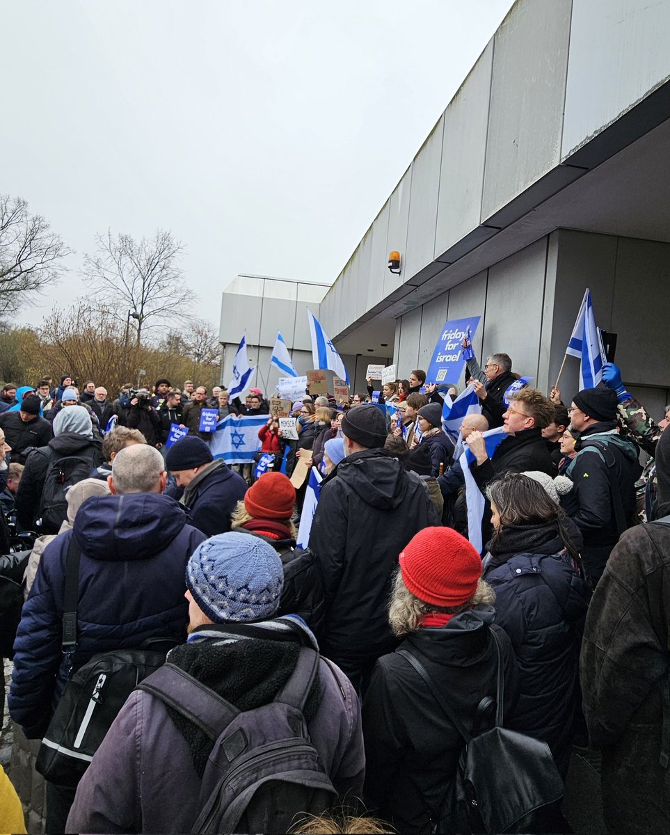 Während <a href="/FU_Berlin/">Freie Universität</a>'s Präsident Günni Ziegler scheinbar komplett überfordert nicht mehr als ein "schlimmschlimmschlimm" in die Kameras gestottert kriegt, zeigen die Berliner:innen selbst, dass deutlich mehr gegen Antisemitismus unternommen werden muss. Das macht Mut.