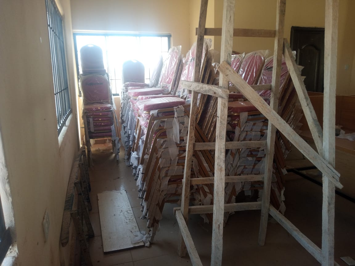TrackaNG's tweet photo. From 2022-2023, a total of N75m was paid to Pure Diamond Consult Ltd for the Equipping, Provision of Computers, and Provision of Generator to Jamb Center Jalingo Taraba state.

We tracked and report this project has been done. A Mikano generator set, 160 chairs, 9 demarcated tables for ten-seaters have been supplied.

However, the site appeared abandoned, residents were concerned because of the chosen location of this project which is known for being a kidnapper’s route. Hence, this facility is unused.

We call on @SHESTCONIGERIA, the implementing agency, to provide details why the centre has been abandoned. 

We call on @tarabagovt to address the issue of insecurity at Yagai area in Jalingo.