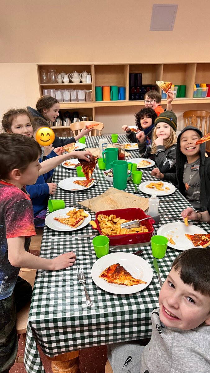 MsKoerbersClass's tweet photo. We’ve had some delicious pizza to finish our time at Lineham Farm off!🍕 It’s lovely to see the kind things the children and staff have written on the ‘wow!’ board about each other during our time here! @shireoakce https://t.co/dvZfFzJJuD