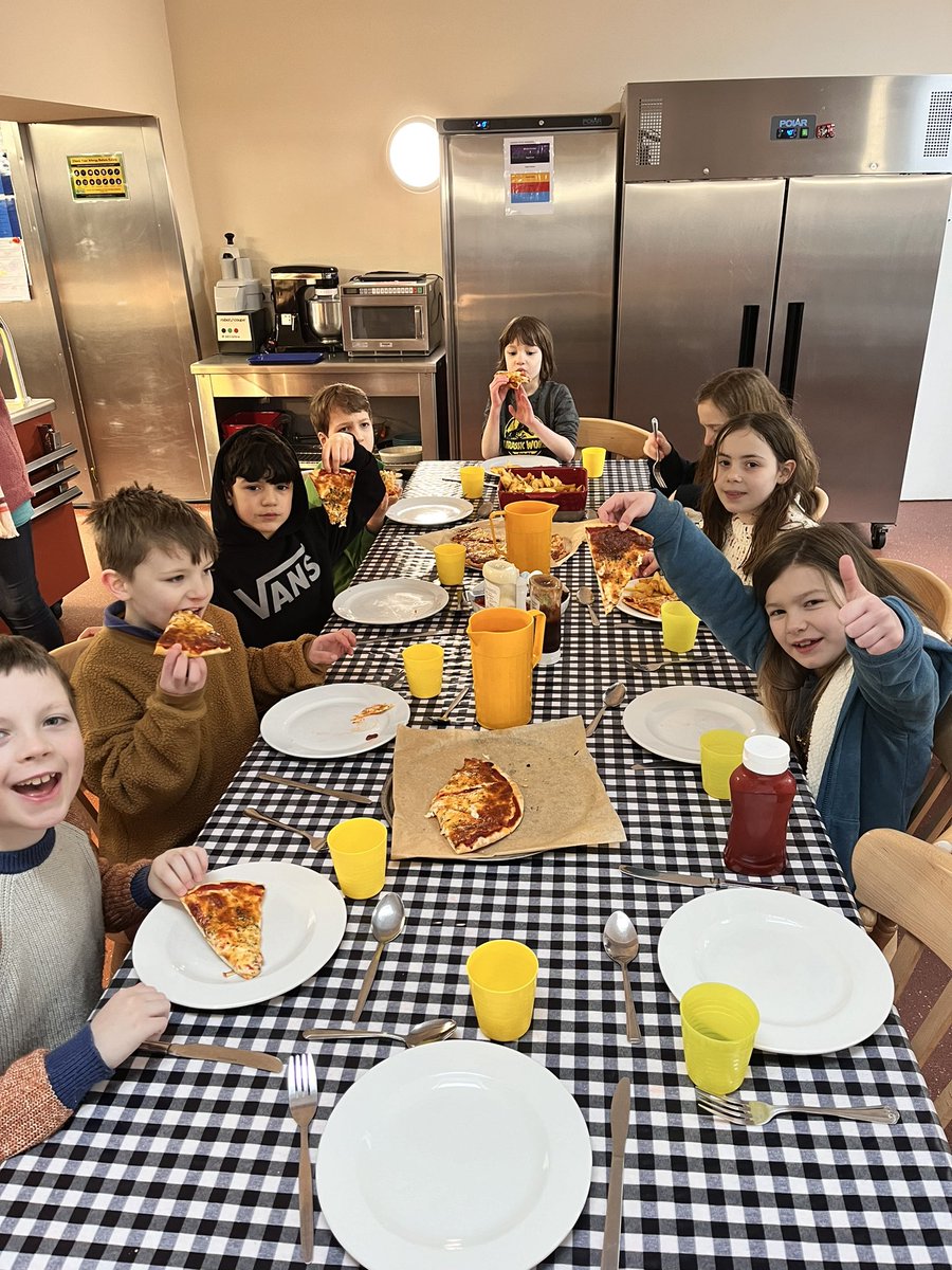 MsKoerbersClass's tweet photo. We’ve had some delicious pizza to finish our time at Lineham Farm off!🍕 It’s lovely to see the kind things the children and staff have written on the ‘wow!’ board about each other during our time here! @shireoakce https://t.co/dvZfFzJJuD